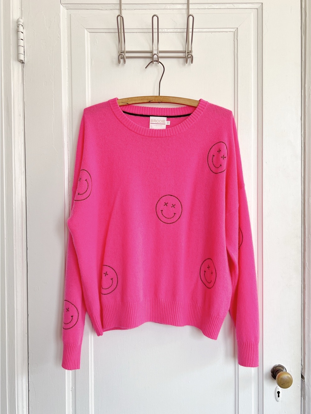 Brodie Cashmere • Smiley Stitch Crew Neck Sweater neon pink oversized pullover - Picture 2 of 10